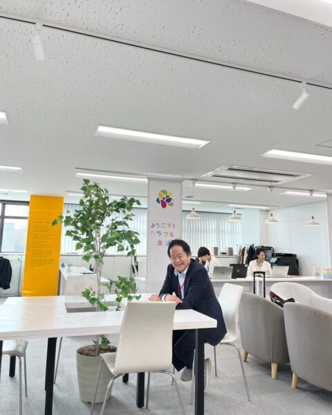 投稿についてもっと詳しく 【お知らせ】リワークスクールスクール　カラフル•金沢が金沢駅西口に移転しました！西口から徒歩1分、金沢第二ビル8階にて開所しております白を基調とした爽やかな室内です🥹組み立てやペンキ塗りなども、スタッフで協力して行いました電動ドリルの使い方を学ぶ良い機会でした！近くにお越しの際はぜひぜひ、お立ち寄りくださいね〜！#カラフル　#移転　#リワーク　#引越し　#金沢駅