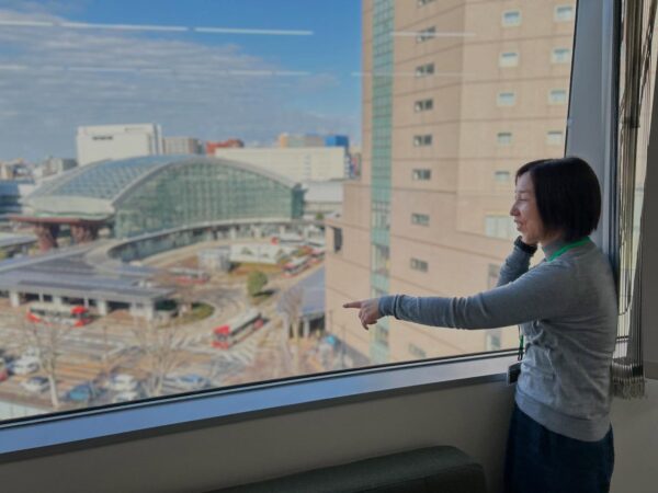 Read more about the article ビジネススクールから見える金沢駅！来週から、リワークスクールが金沢駅西口に移転しますぜひお立ち寄りくださいね🥹#カラフル　#金沢駅　#移転　#引越し